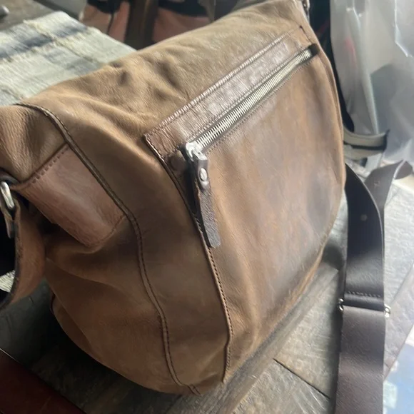 MO851 Leather Messenger Bag-Unisex - Picture 3 of 17